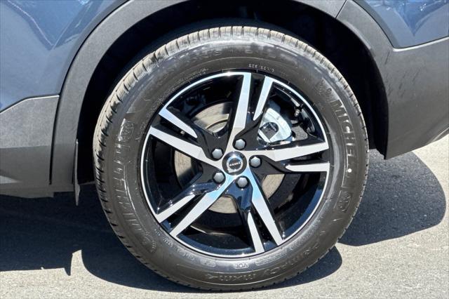 2026 Volvo XC40 Core, B5 AWD Gas (mild hybrid), Dark