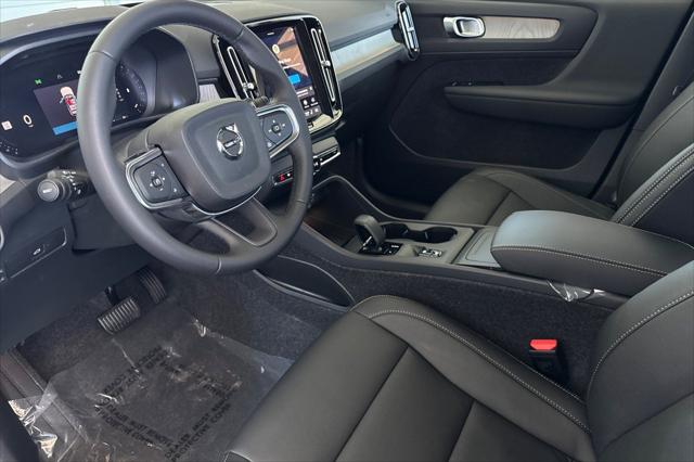 2026 Volvo XC40 Core, B5 AWD Gas (mild hybrid), Dark