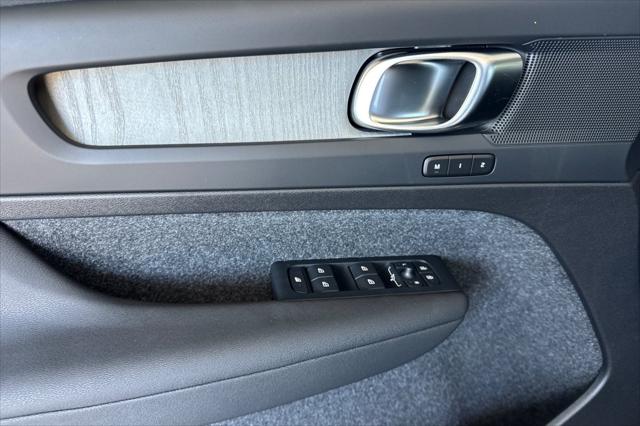 2026 Volvo XC40 Core, B5 AWD Gas (mild hybrid), Dark
