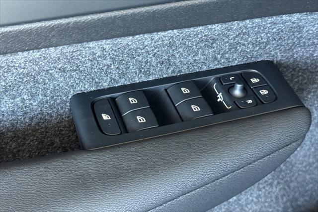 2026 Volvo XC40 Core, B5 AWD Gas (mild hybrid), Dark
