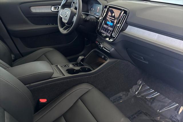 2026 Volvo XC40 Core, B5 AWD Gas (mild hybrid), Dark