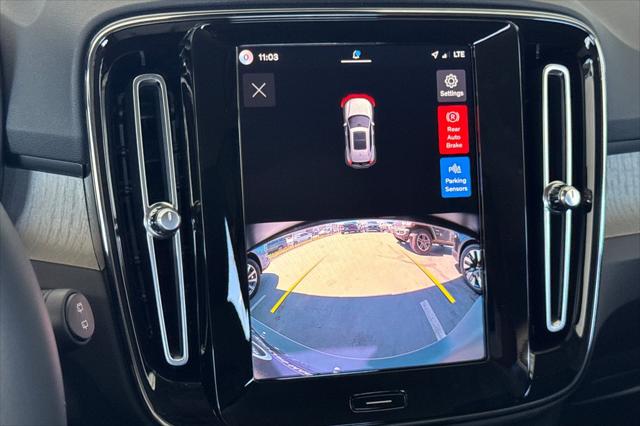 2026 Volvo XC40 Core, B5 AWD Gas (mild hybrid), Dark