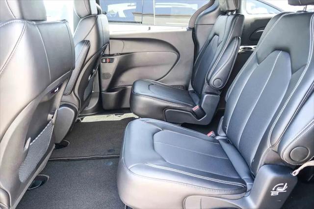 2027 Chrysler Pacifica Select