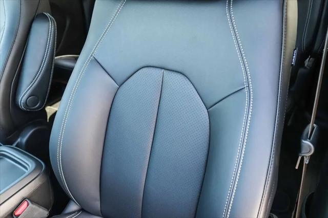 2027 Chrysler Pacifica Select