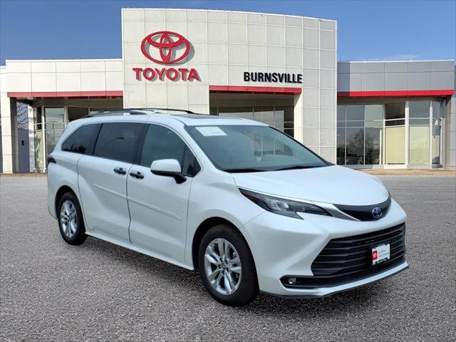 2025 Toyota Sienna XLE 7-Passenger Hybrid AWD's photo