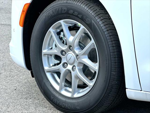 2027 Chrysler Pacifica Select
