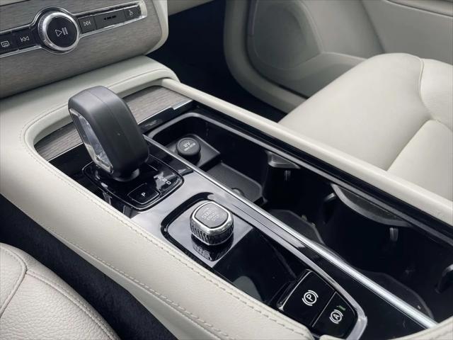 2023 Volvo XC90 B5 Plus