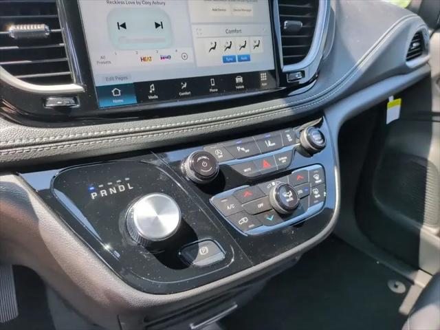 2027 Chrysler Pacifica Select AWD