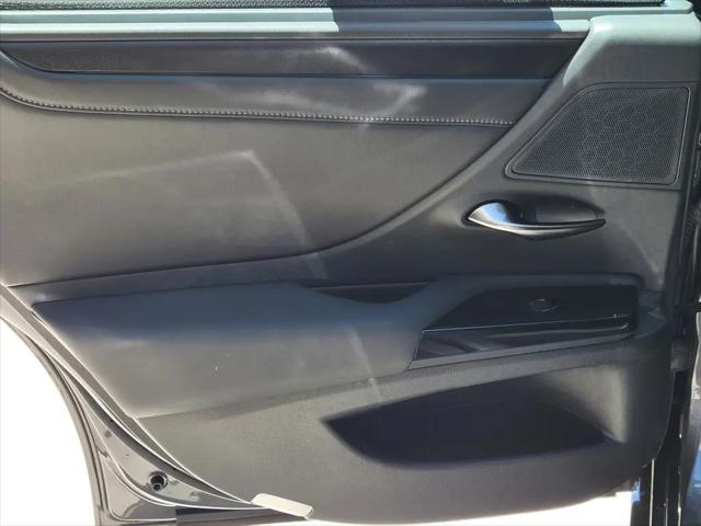 2023 Lexus ES 300h Ultra Luxury