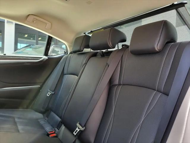 2023 Lexus ES 300h Ultra Luxury