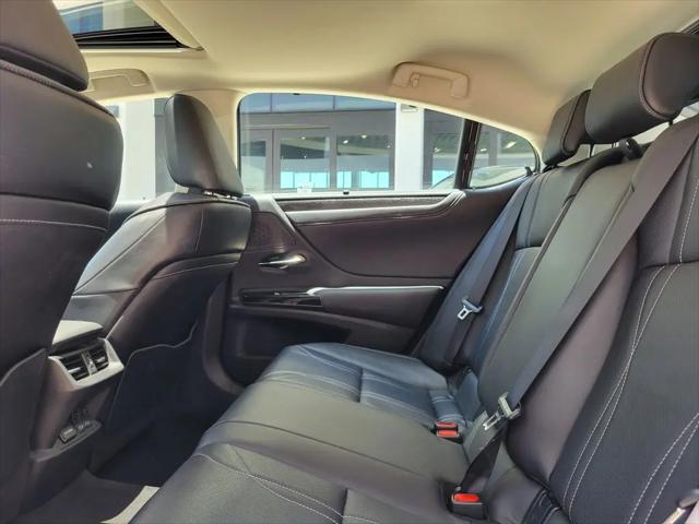 2023 Lexus ES 300h Ultra Luxury