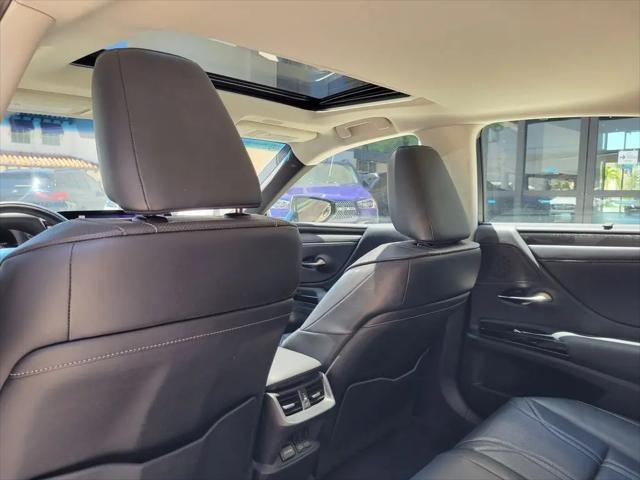 2023 Lexus ES 300h Ultra Luxury