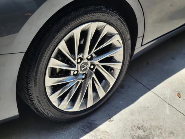 2023 Lexus ES 300h Ultra Luxury