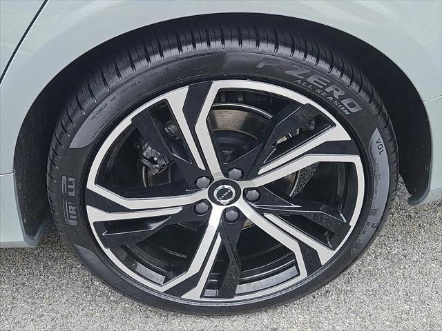 2024 Volvo S60 B5 Plus Dark Theme