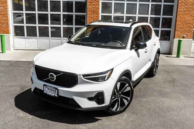 2025 Volvo XC40 B5 Plus Dark Theme