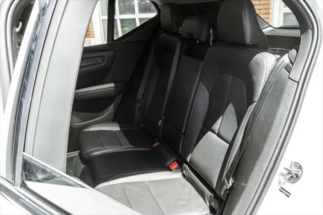2025 Volvo XC40 B5 Plus Dark Theme