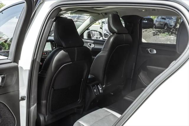 2025 Volvo XC40 B5 Plus Dark Theme
