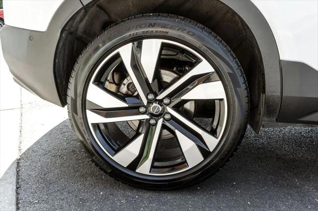 2025 Volvo XC40 B5 Plus Dark Theme