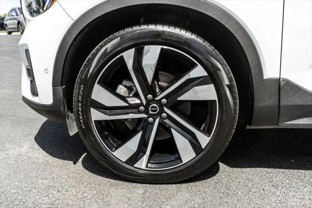 2025 Volvo XC40 B5 Plus Dark Theme