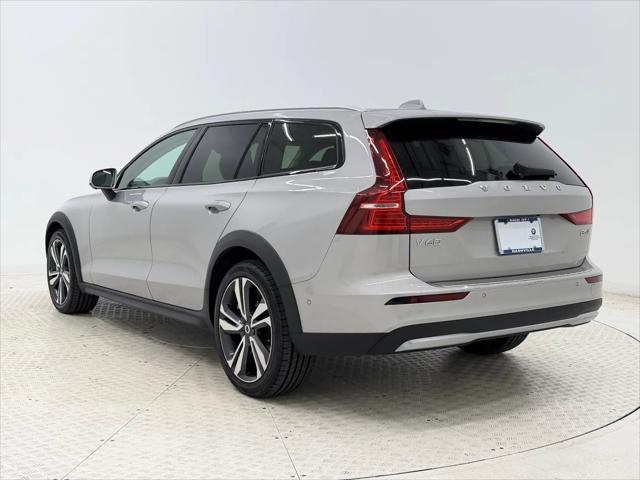 2025 Volvo V60 Cross Country Plus, B5 AWD Gas (mild hybrid)