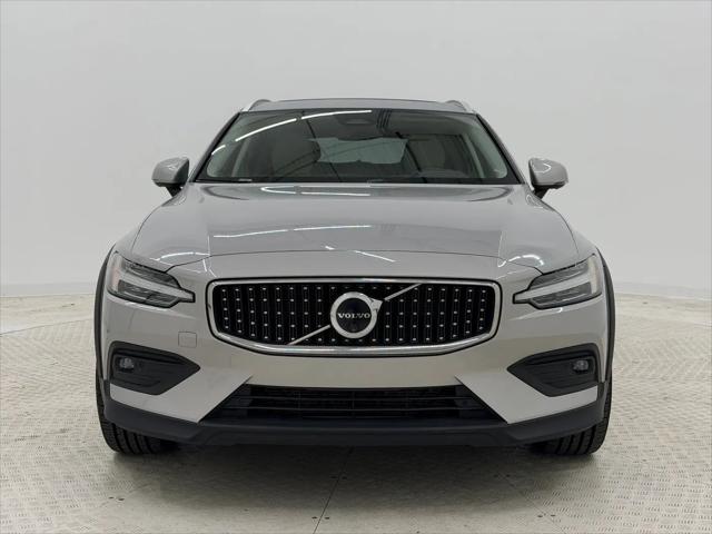 2025 Volvo V60 Cross Country Plus, B5 AWD Gas (mild hybrid)