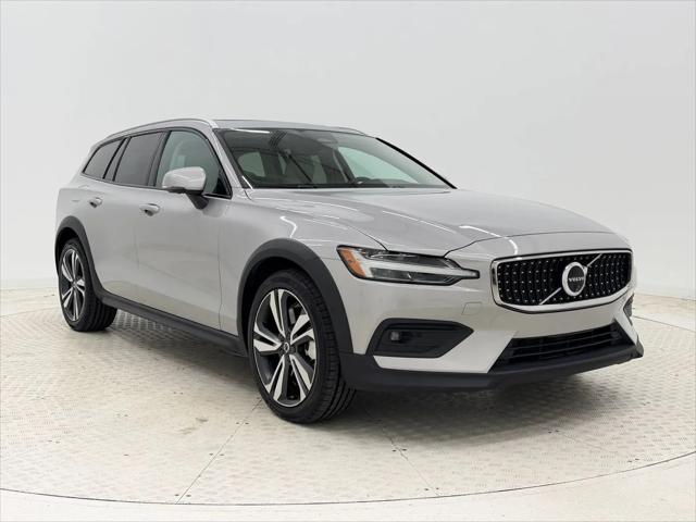 2025 Volvo V60 Cross Country Plus, B5 AWD Gas (mild hybrid)