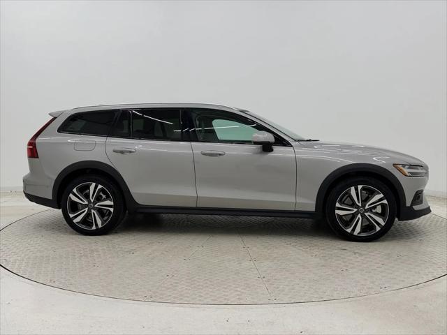 2025 Volvo V60 Cross Country Plus, B5 AWD Gas (mild hybrid)