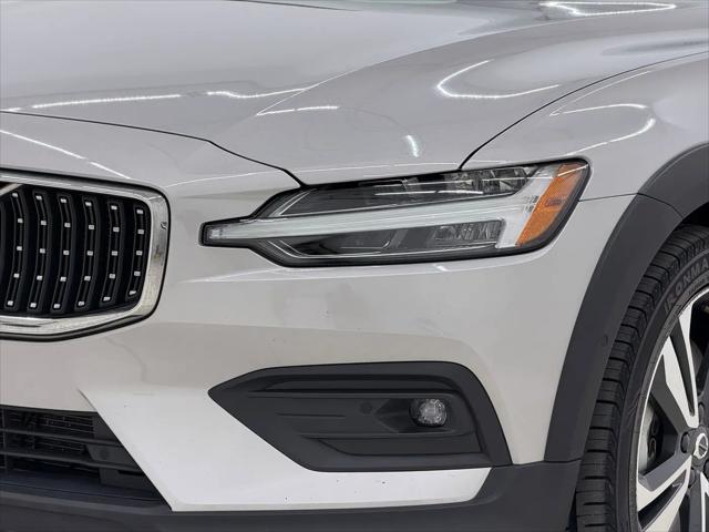 2025 Volvo V60 Cross Country Plus, B5 AWD Gas (mild hybrid)