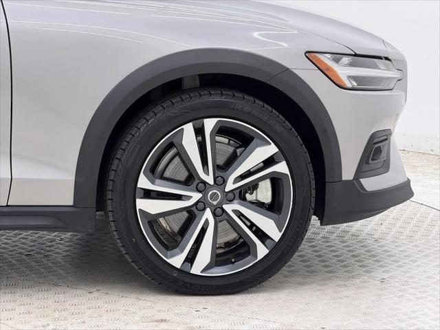 2025 Volvo V60 Cross Country Plus, B5 AWD Gas (mild hybrid)
