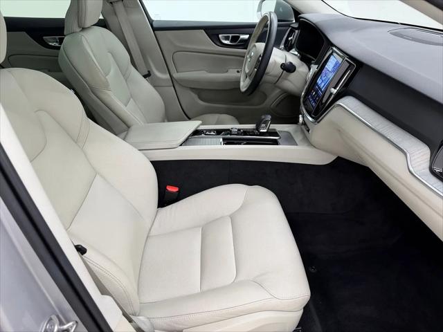2025 Volvo V60 Cross Country Plus, B5 AWD Gas (mild hybrid)