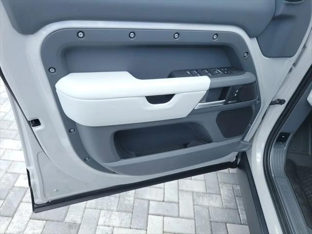 2026 Land Rover Defender P400 X-Dynamic SE