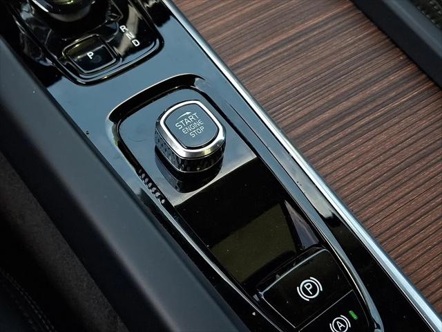 2023 Volvo XC60 Recharge T8 Ultimate Bright Theme