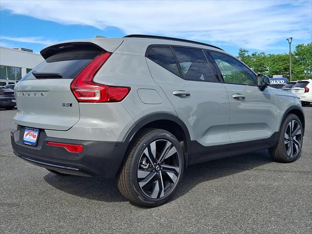 2026 Volvo XC40 Plus, B5 AWD Gas (mild hybrid), Dark