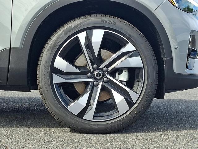 2026 Volvo XC40 Plus, B5 AWD Gas (mild hybrid), Dark