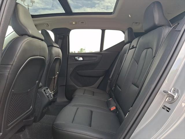 2026 Volvo XC40 Plus, B5 AWD Gas (mild hybrid), Dark