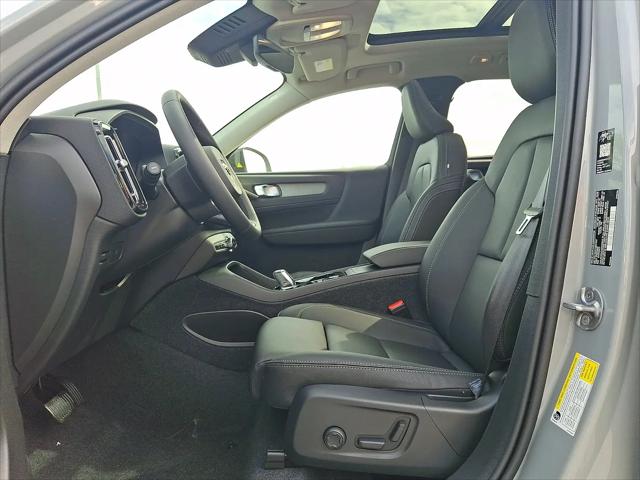 2026 Volvo XC40 Plus, B5 AWD Gas (mild hybrid), Dark