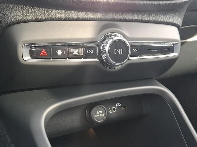 2026 Volvo XC40 Plus, B5 AWD Gas (mild hybrid), Dark