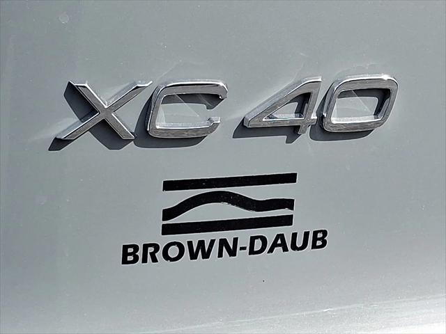 2026 Volvo XC40 Plus, B5 AWD Gas (mild hybrid), Dark