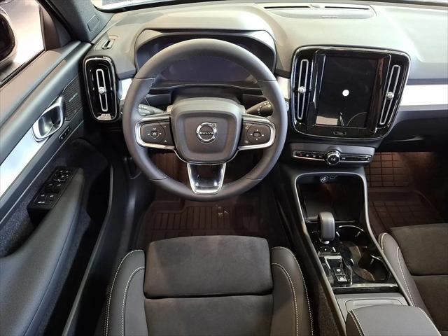 2026 Volvo XC40 Black Edition Ultra, B5 AWD Gas (mild hybrid)