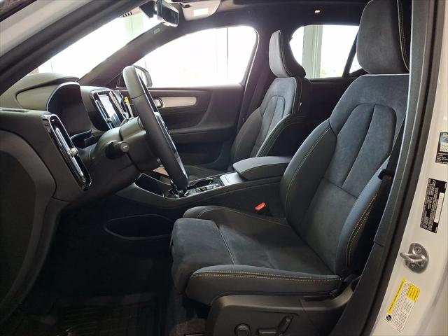 2026 Volvo XC40 Black Edition Ultra, B5 AWD Gas (mild hybrid)