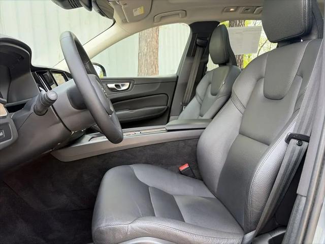 2023 Volvo XC60 B5 Plus Dark Theme