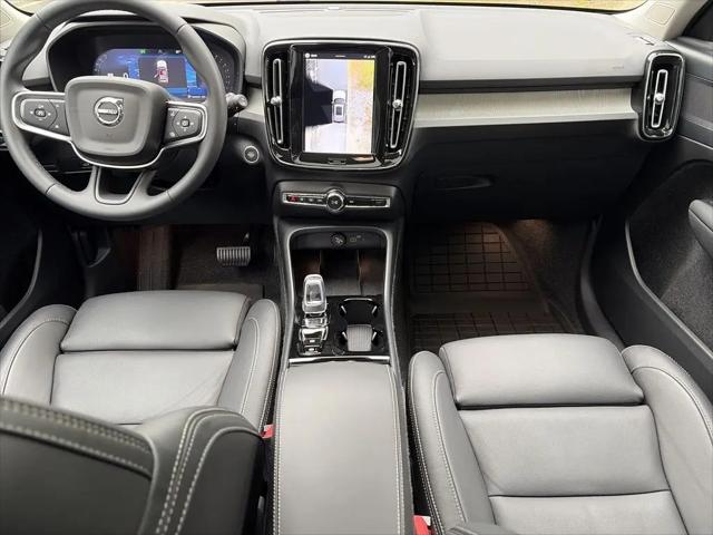 2026 Volvo XC40 Plus, B5 AWD Gas (mild hybrid), Dark