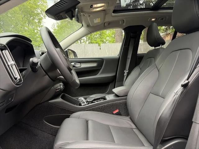 2026 Volvo XC40 Plus, B5 AWD Gas (mild hybrid), Dark