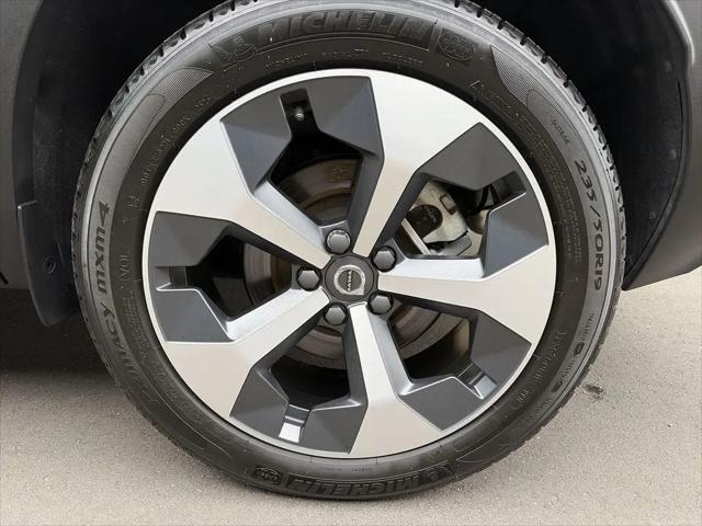 2026 Volvo XC40 Plus, B5 AWD Gas (mild hybrid), Dark
