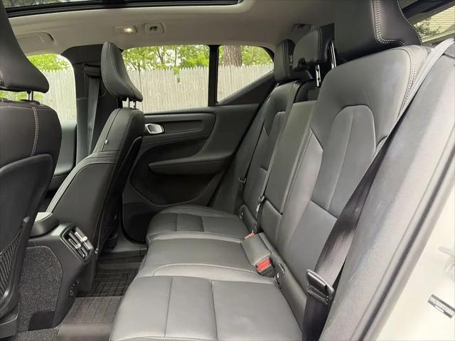 2026 Volvo XC40 Plus, B5 AWD Gas (mild hybrid), Dark