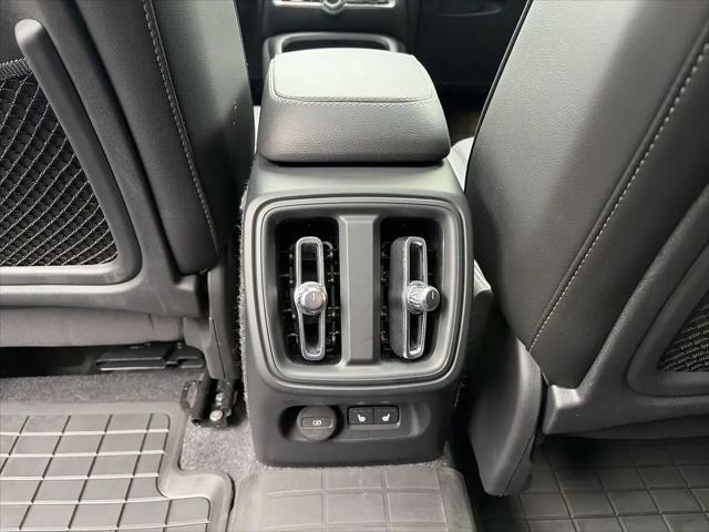 2026 Volvo XC40 Plus, B5 AWD Gas (mild hybrid), Dark
