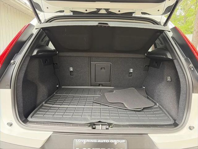 2026 Volvo XC40 Plus, B5 AWD Gas (mild hybrid), Dark