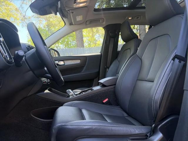 2026 Volvo XC40 Plus, B5 AWD Gas (mild hybrid), Dark