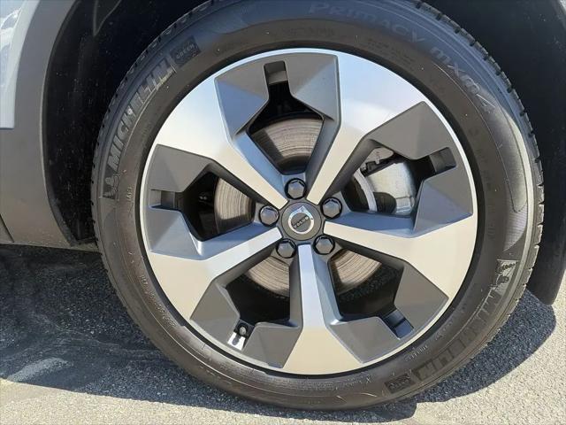 2026 Volvo XC40 Plus, B5 AWD Gas (mild hybrid), Dark