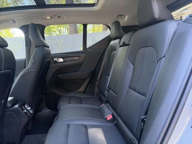 2026 Volvo XC40 Plus, B5 AWD Gas (mild hybrid), Dark